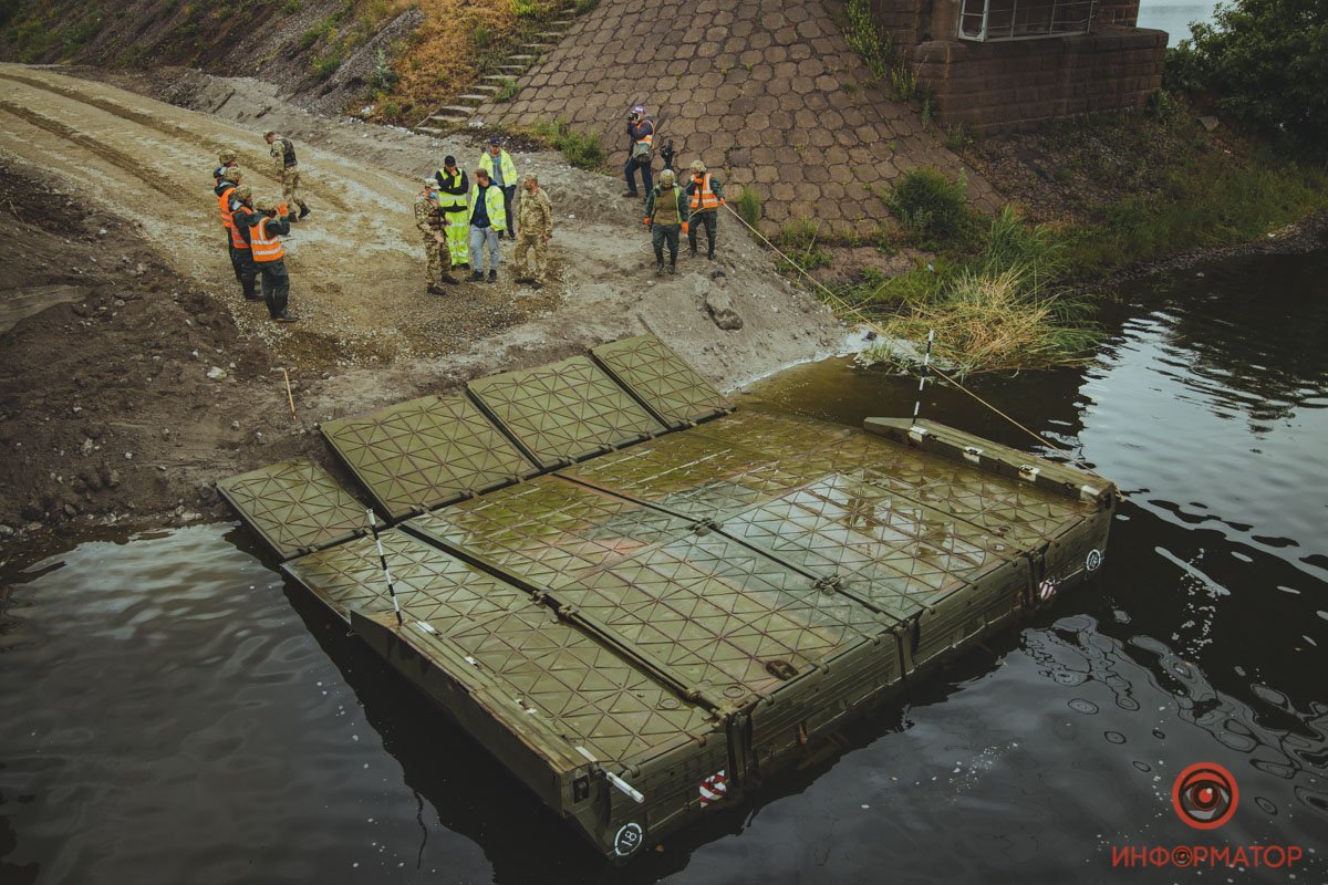 Под Никополем на месте обрушившегося моста открыли понтонную переправу 17