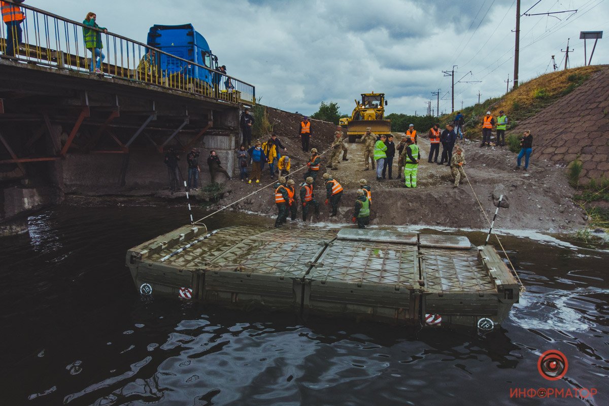 Под Никополем на месте обрушившегося моста открыли понтонную переправу 18