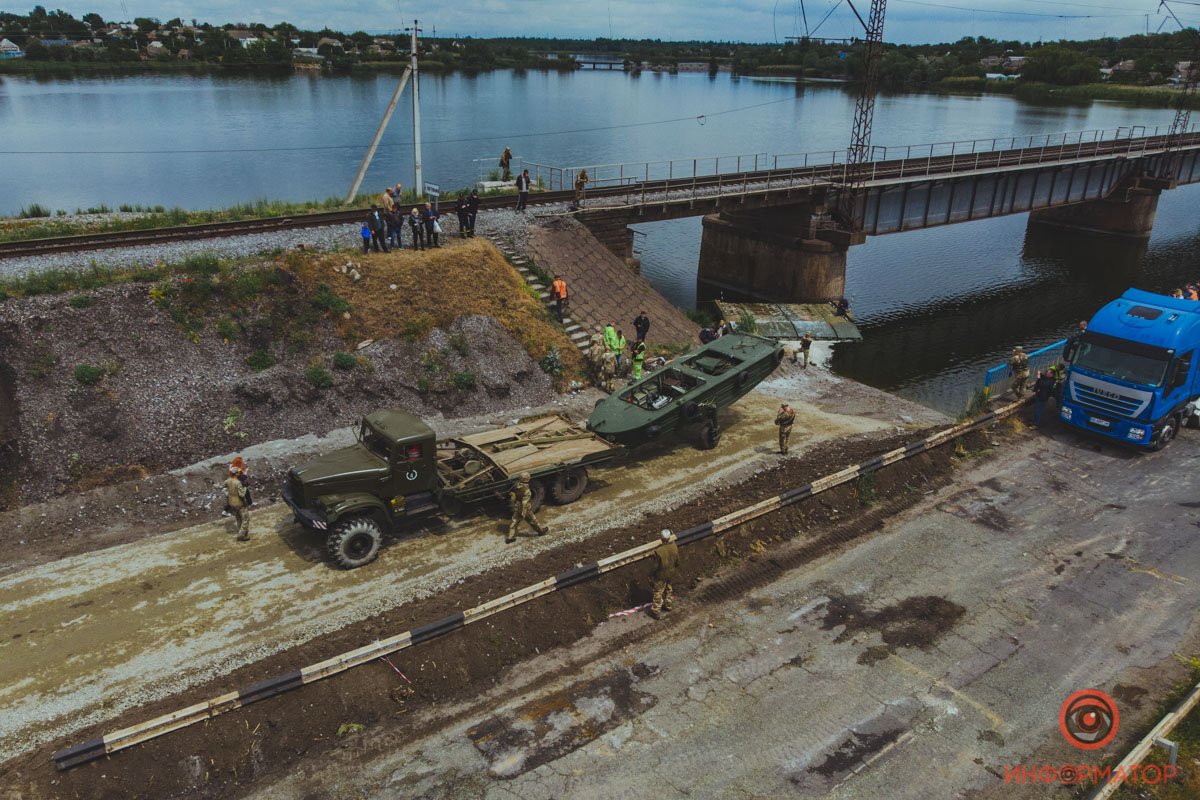 Под Никополем на месте обрушившегося моста открыли понтонную переправу 19