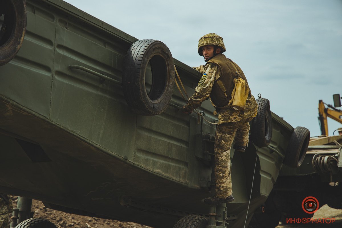 Под Никополем на месте обрушившегося моста открыли понтонную переправу 20