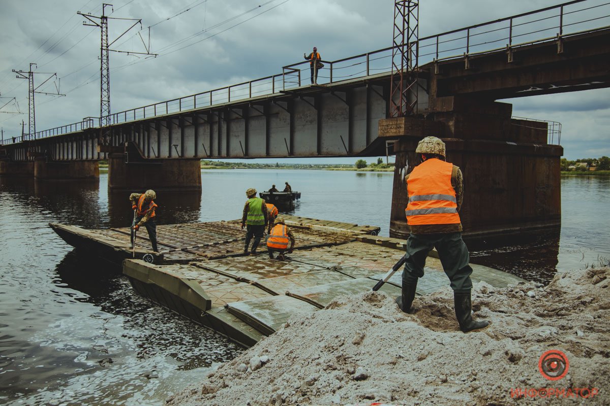 Под Никополем на месте обрушившегося моста открыли понтонную переправу 22