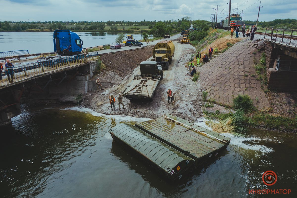 Под Никополем на месте обрушившегося моста открыли понтонную переправу 23
