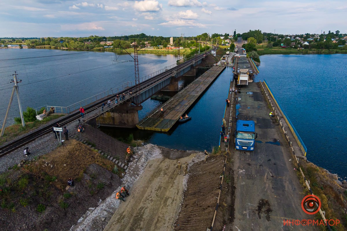 Под Никополем на месте обрушившегося моста открыли понтонную переправу 24