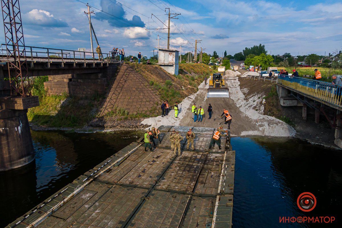Под Никополем на месте обрушившегося моста открыли понтонную переправу 25