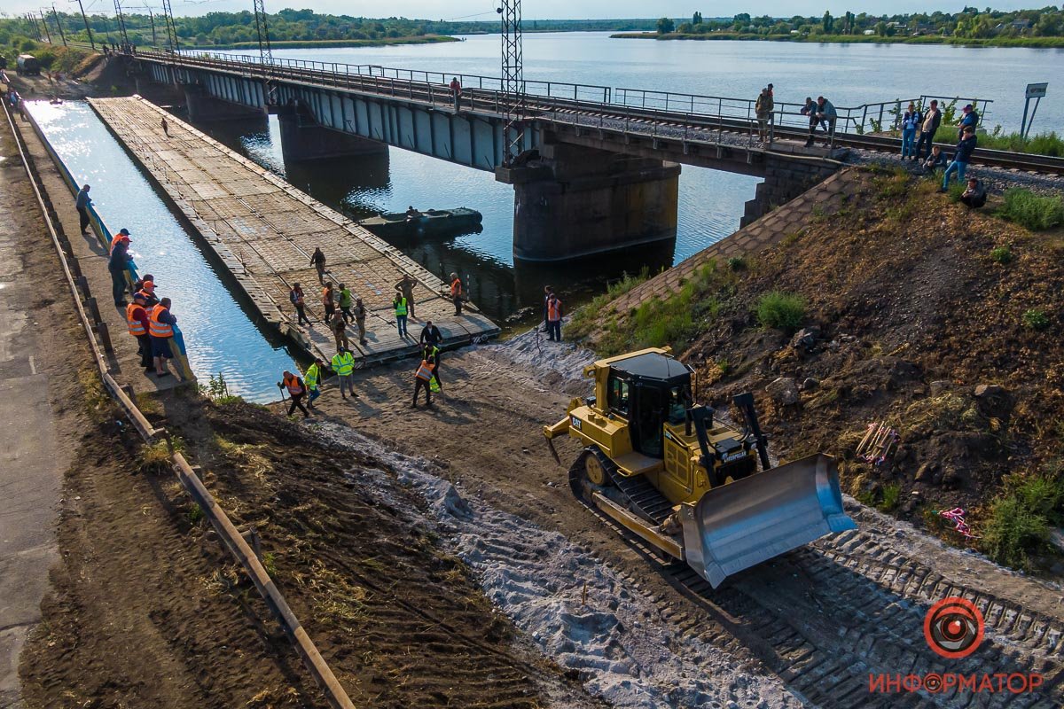 Под Никополем на месте обрушившегося моста открыли понтонную переправу 27