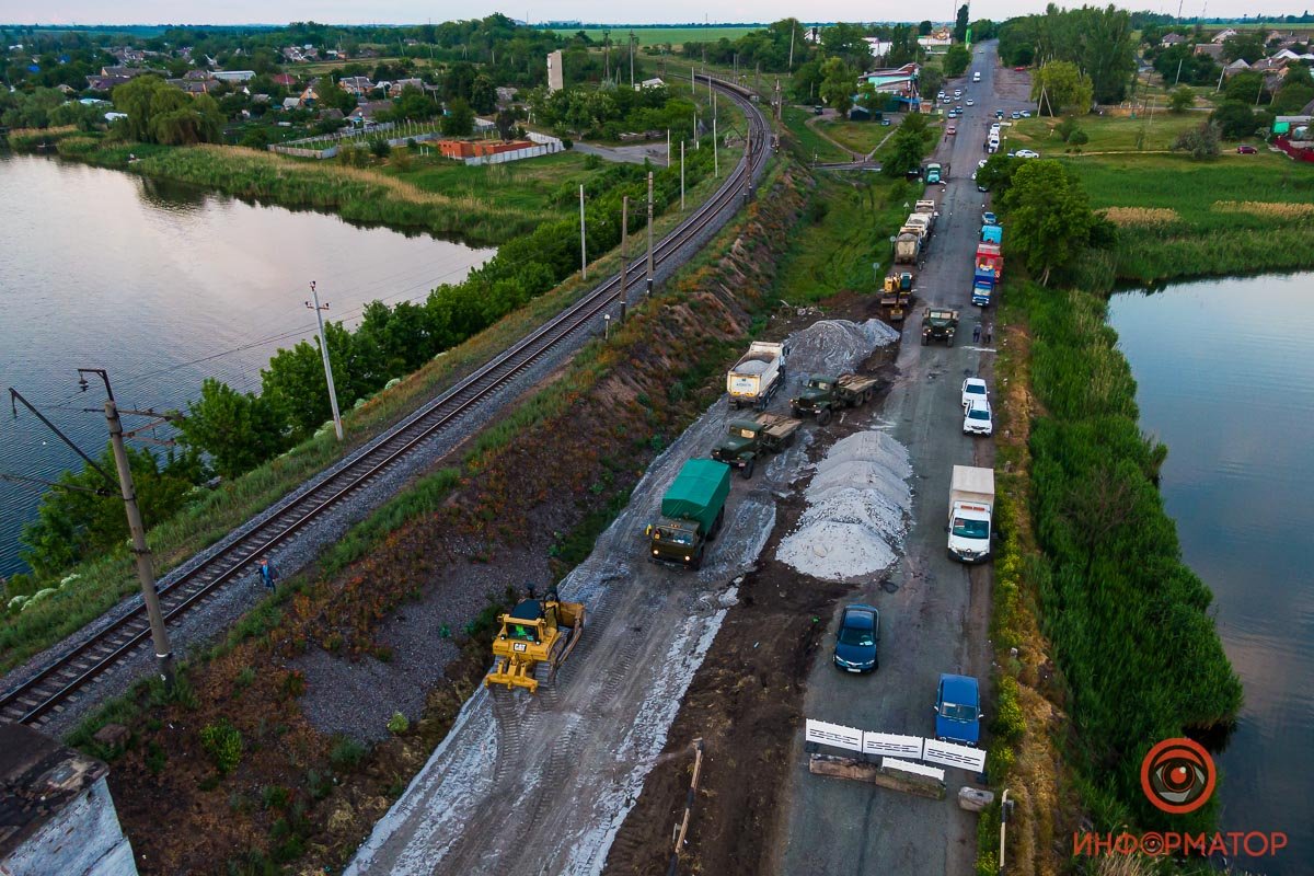 Под Никополем на месте обрушившегося моста открыли понтонную переправу 30