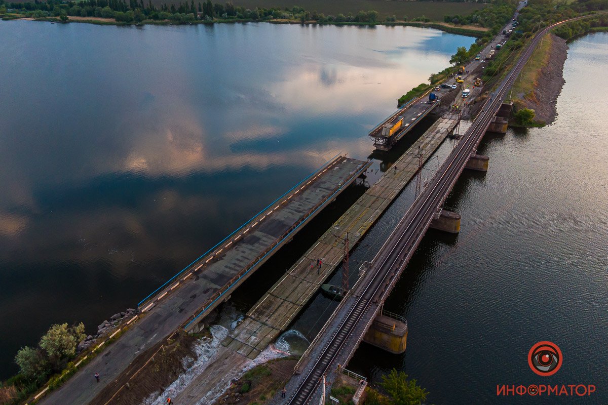 Под Никополем на месте обрушившегося моста открыли понтонную переправу 36