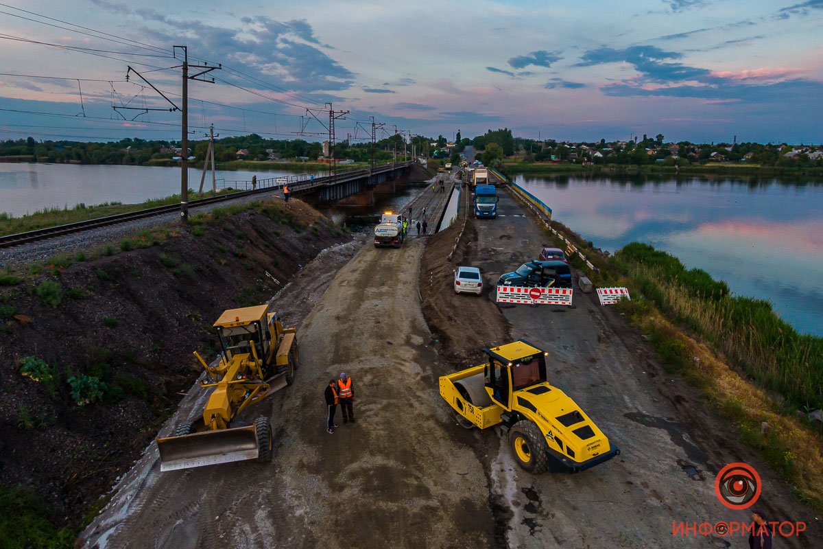 Под Никополем на месте обрушившегося моста открыли понтонную переправу 39