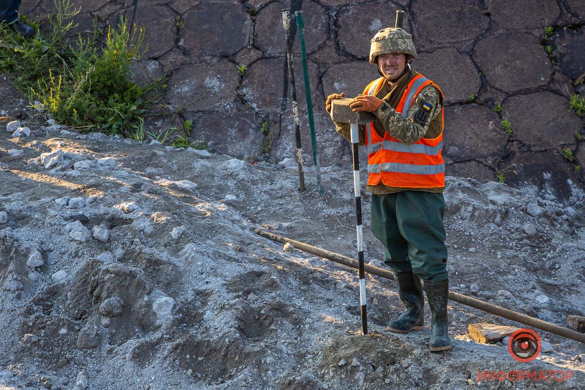Под Никополем на месте обрушившегося моста открыли понтонную переправу 40