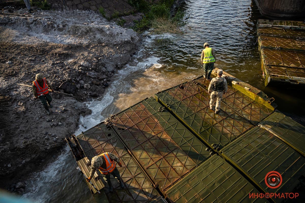 Под Никополем на месте обрушившегося моста открыли понтонную переправу 43