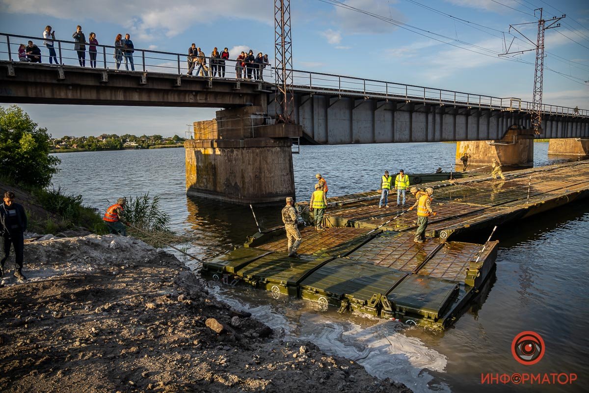 Под Никополем на месте обрушившегося моста открыли понтонную переправу 44