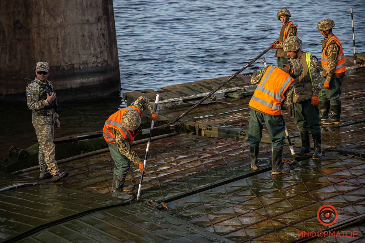 Под Никополем на месте обрушившегося моста открыли понтонную переправу 45