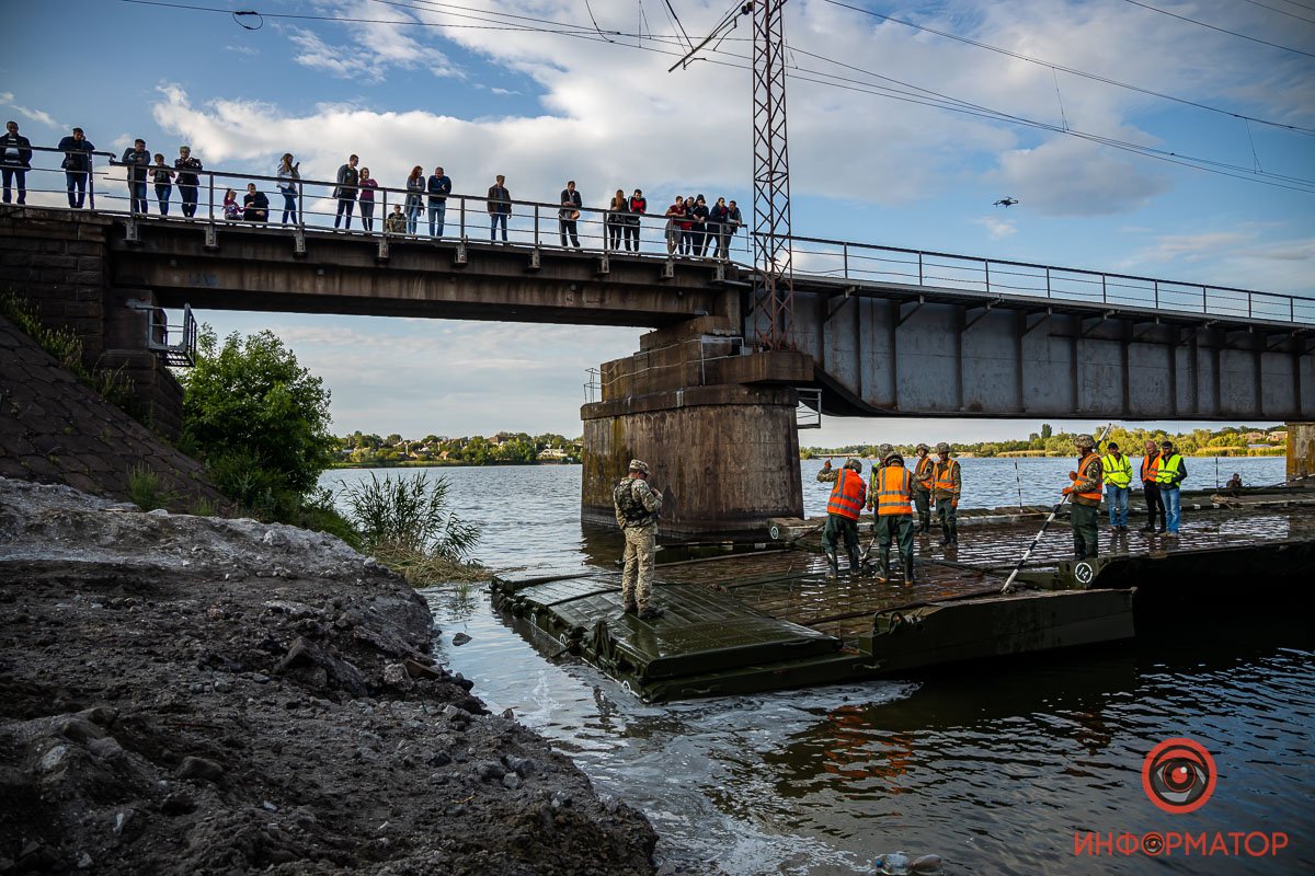 Под Никополем на месте обрушившегося моста открыли понтонную переправу 47
