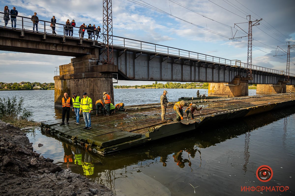 Под Никополем на месте обрушившегося моста открыли понтонную переправу 48