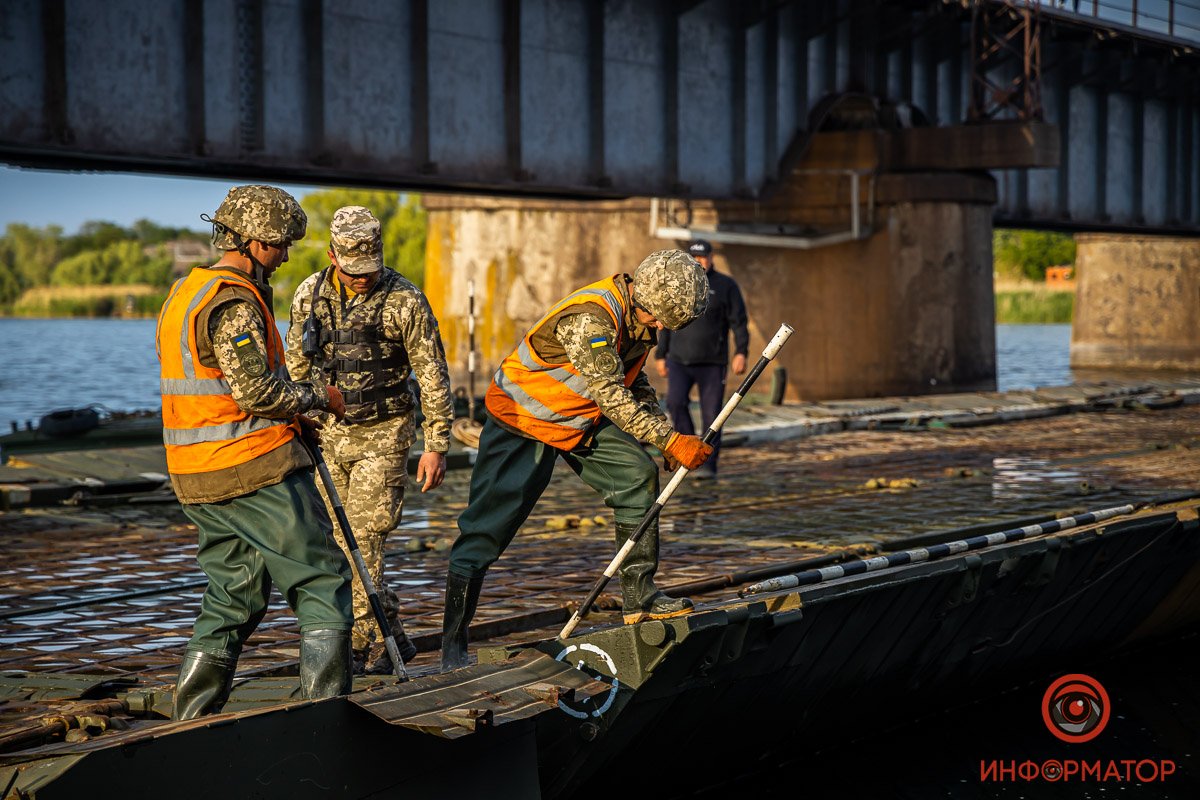 Под Никополем на месте обрушившегося моста открыли понтонную переправу 49