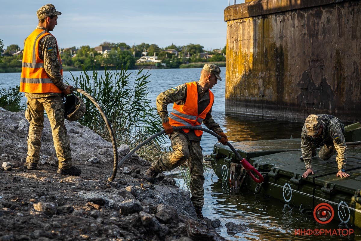Под Никополем на месте обрушившегося моста открыли понтонную переправу 50