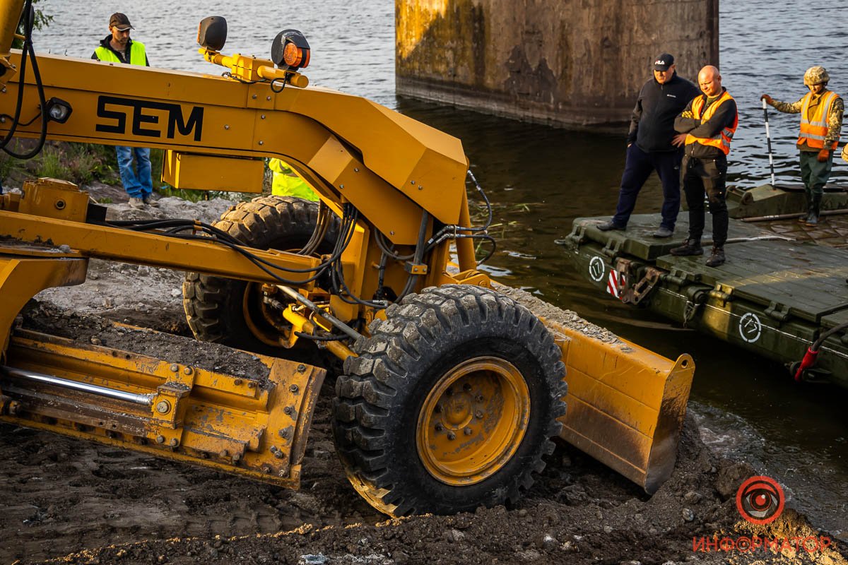 Под Никополем на месте обрушившегося моста открыли понтонную переправу 54
