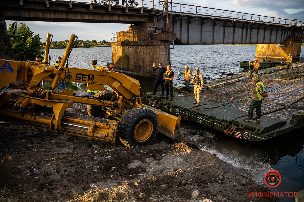 Под Никополем на месте обрушившегося моста открыли понтонную переправу 55