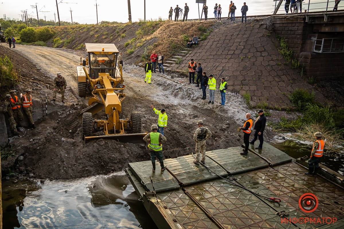 Под Никополем на месте обрушившегося моста открыли понтонную переправу 56