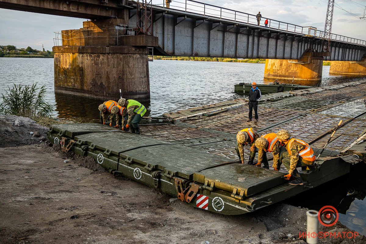 Под Никополем на месте обрушившегося моста открыли понтонную переправу 60