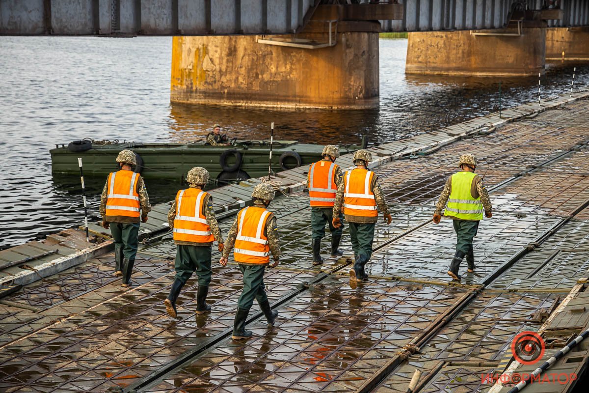 Под Никополем на месте обрушившегося моста открыли понтонную переправу 62