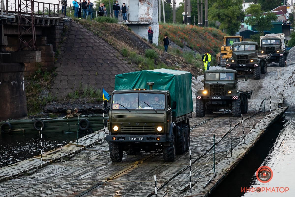 Под Никополем на месте обрушившегося моста открыли понтонную переправу 67