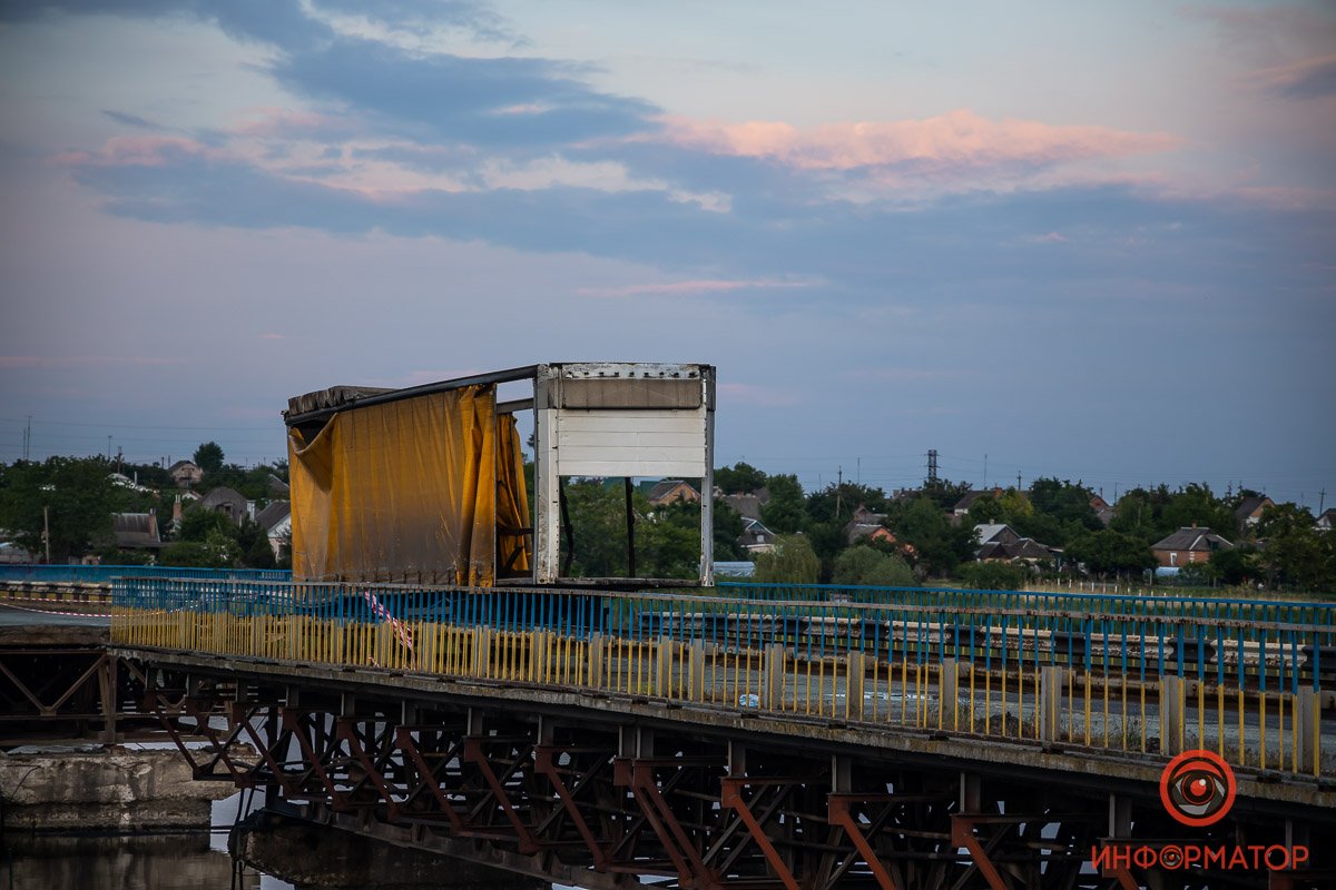 Под Никополем на месте обрушившегося моста открыли понтонную переправу 68