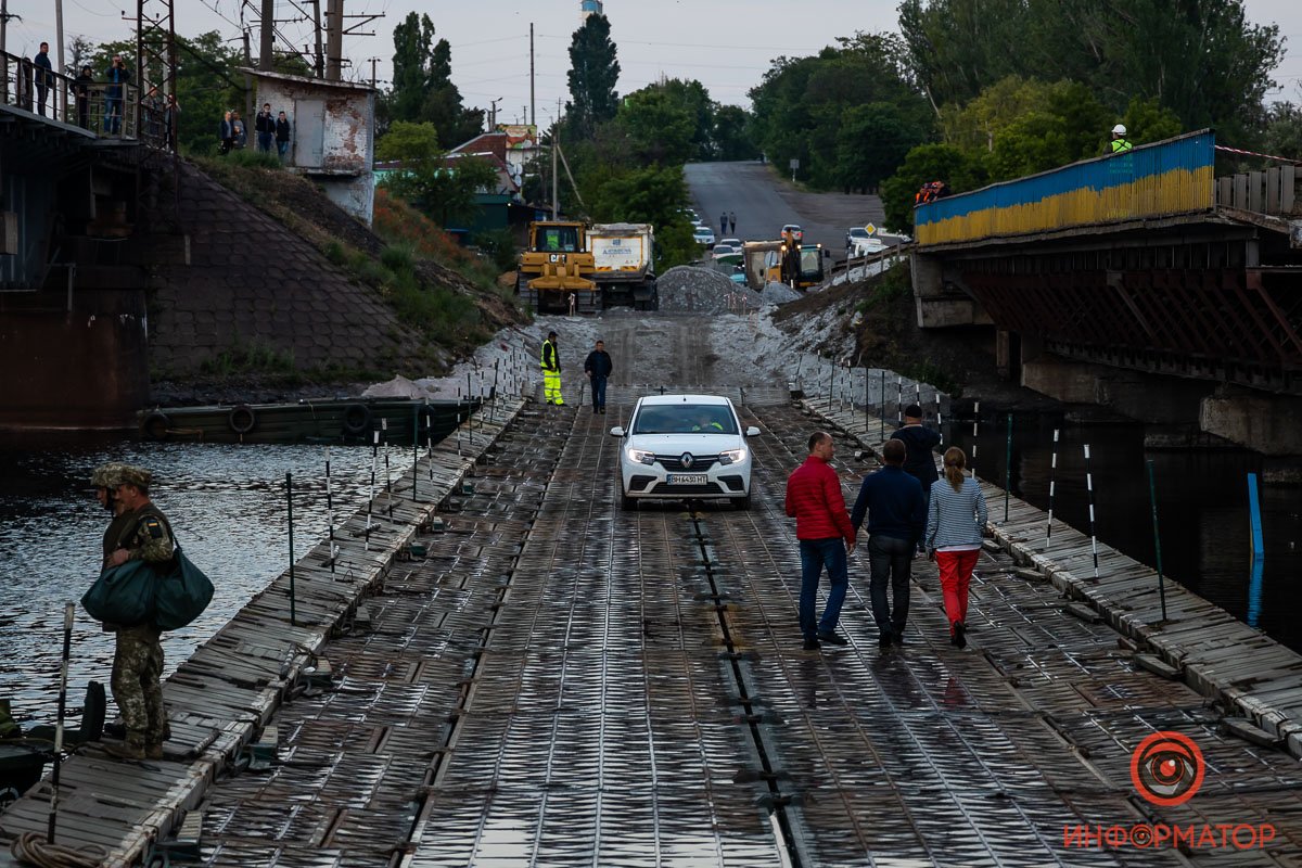Под Никополем на месте обрушившегося моста открыли понтонную переправу 69