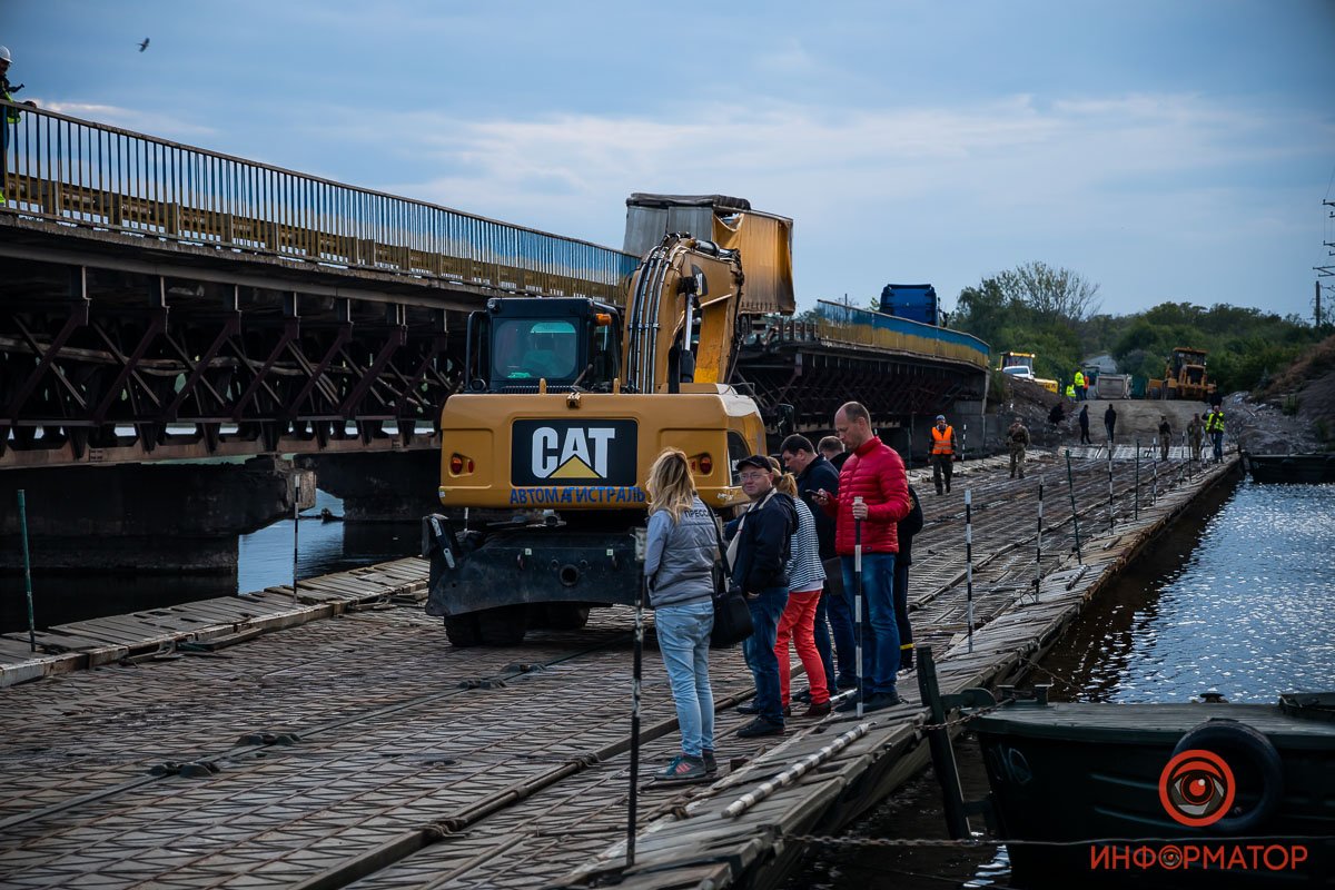 Под Никополем на месте обрушившегося моста открыли понтонную переправу 72