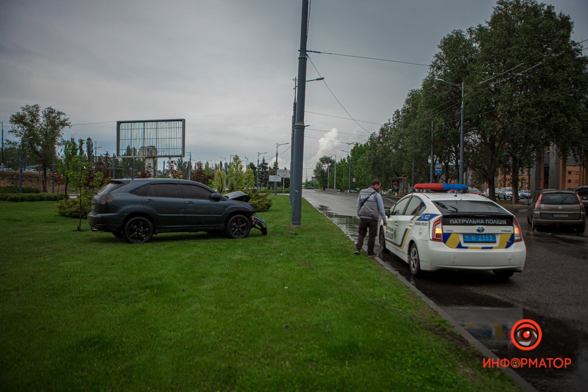 В Днепре возле "Вавилона" Lexus слетел с дороги и врезался в столб В Днепре возле "Вавилона" Lexus слетел с дороги и врезался в столб