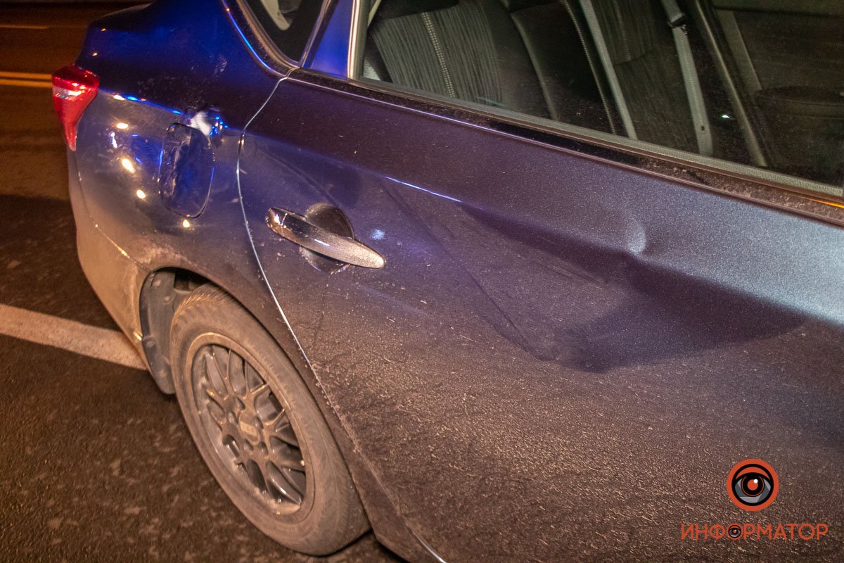 Молодой человек прыгнул в сторону машины