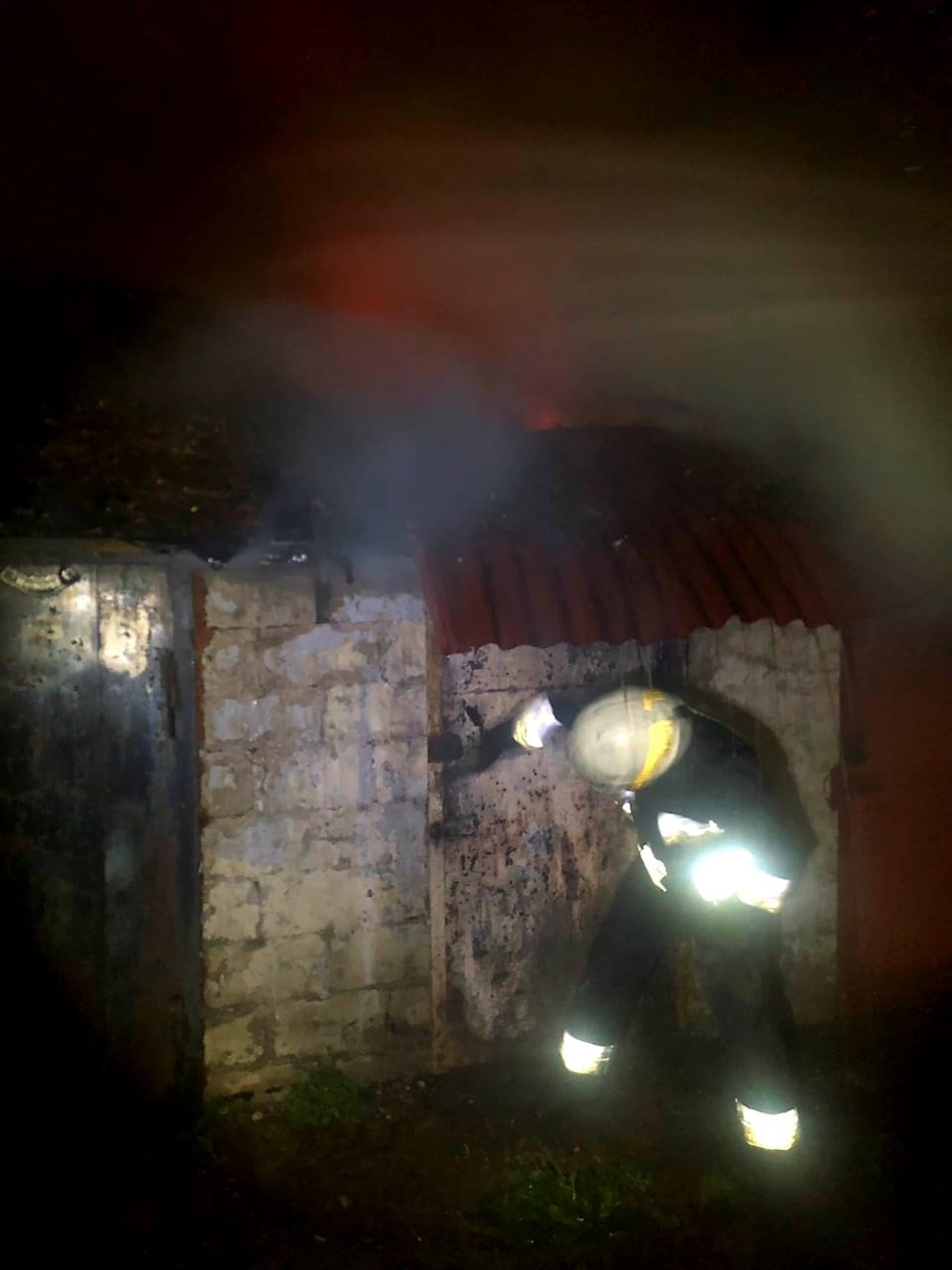 Горело 4 сарая