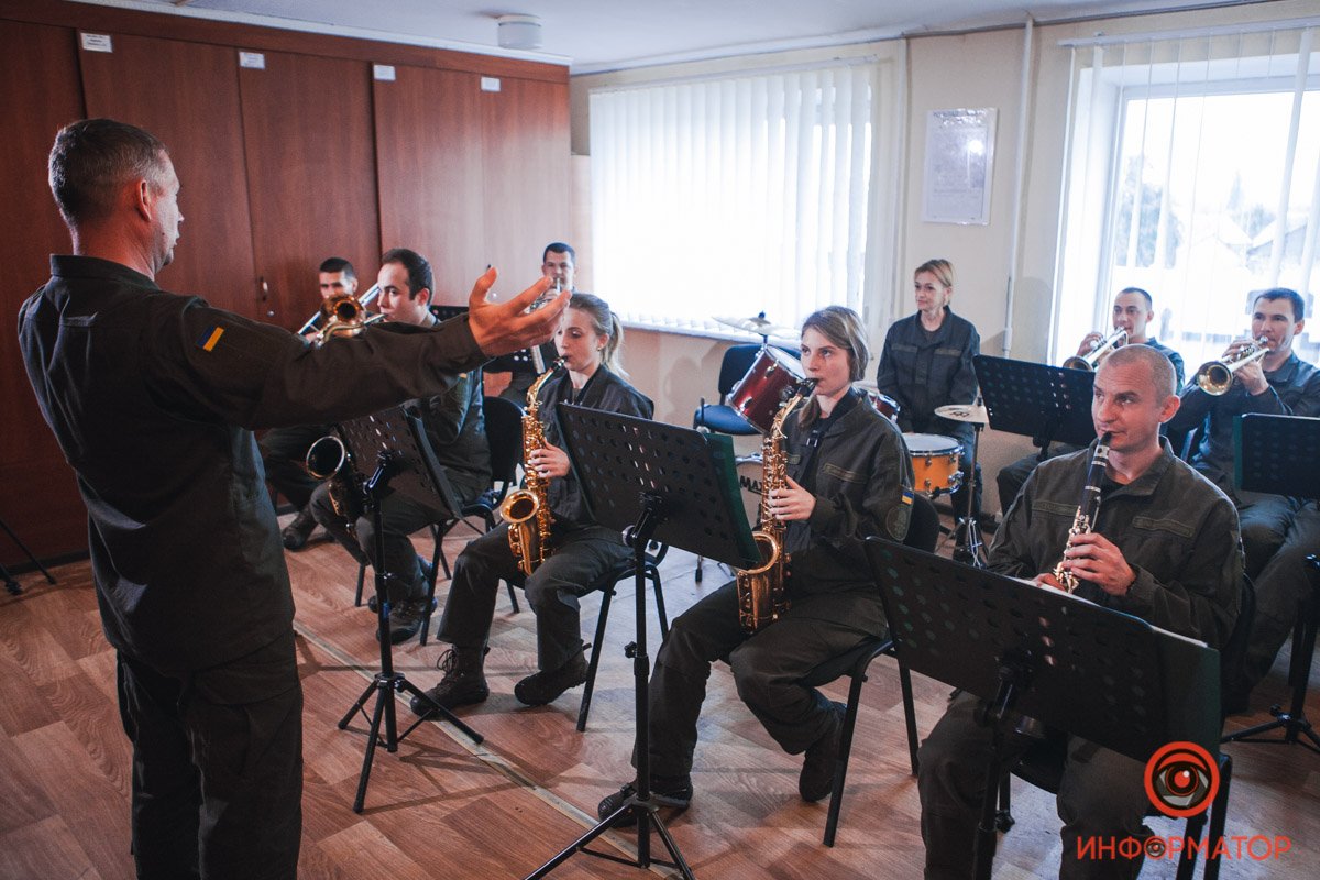 Хочу работать в военном оркестре: музыкант из Днепра рассказал о "Мурке", песнях на передовой и поклонниках 1