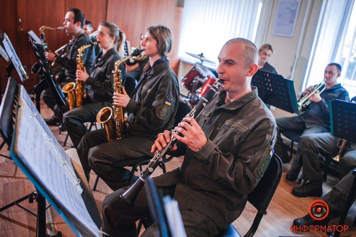 Хочу работать в военном оркестре: музыкант из Днепра рассказал о "Мурке", песнях на передовой и поклонниках 2