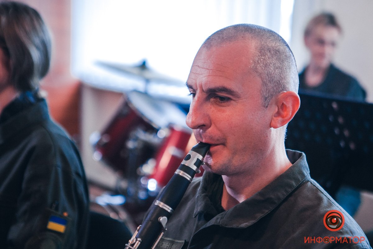 Хочу работать в военном оркестре: музыкант из Днепра рассказал о "Мурке", песнях на передовой и поклонниках 3