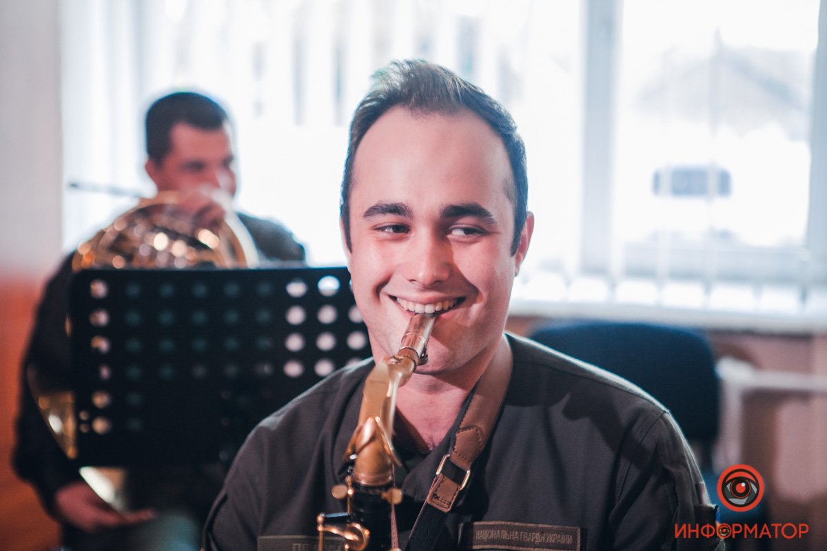 Хочу работать в военном оркестре: музыкант из Днепра рассказал о "Мурке", песнях на передовой и поклонниках 4