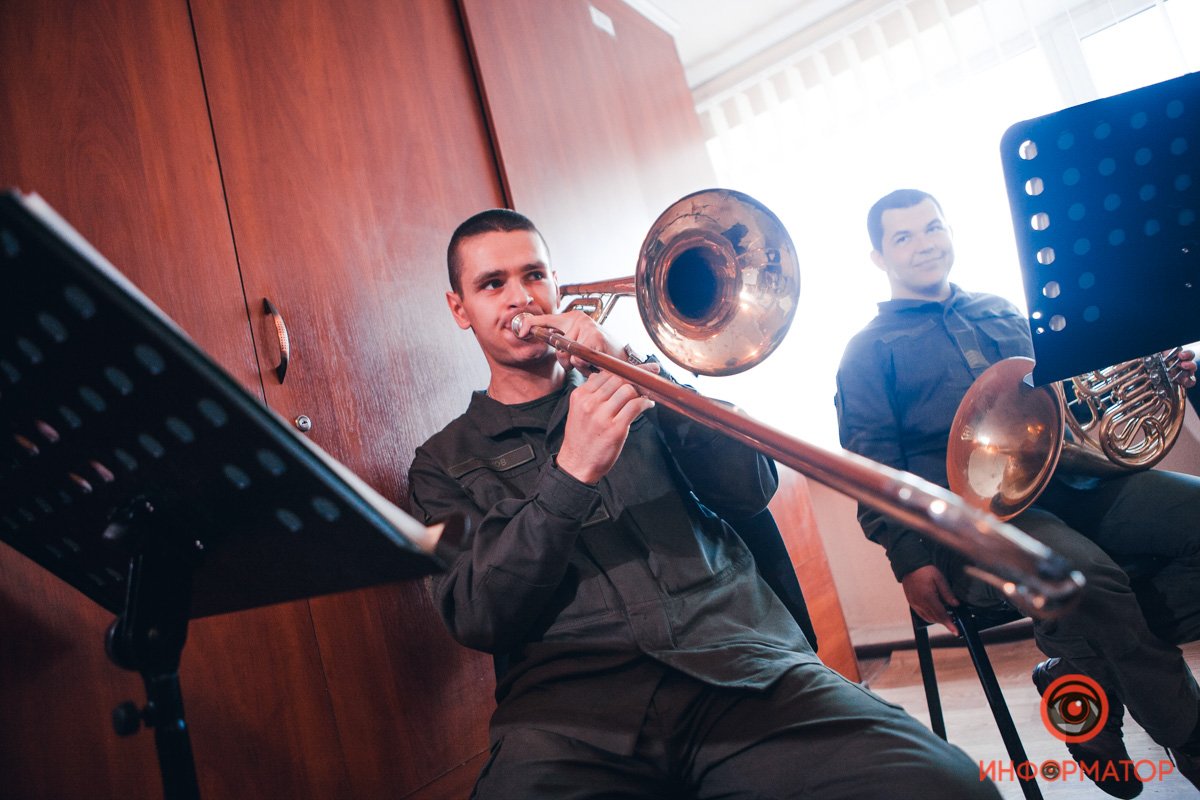 Хочу работать в военном оркестре: музыкант из Днепра рассказал о "Мурке", песнях на передовой и поклонниках 5