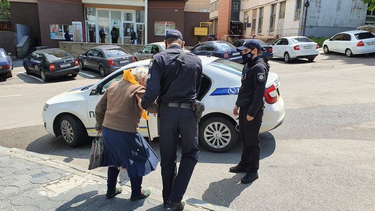 83-летняя женщина сбежала в Днепр от сына, который ее бьет 1