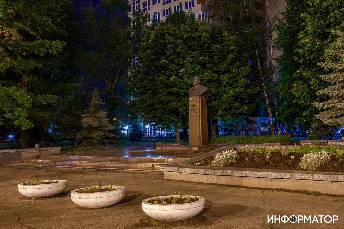 Памятник Макарову Памятник Макарову