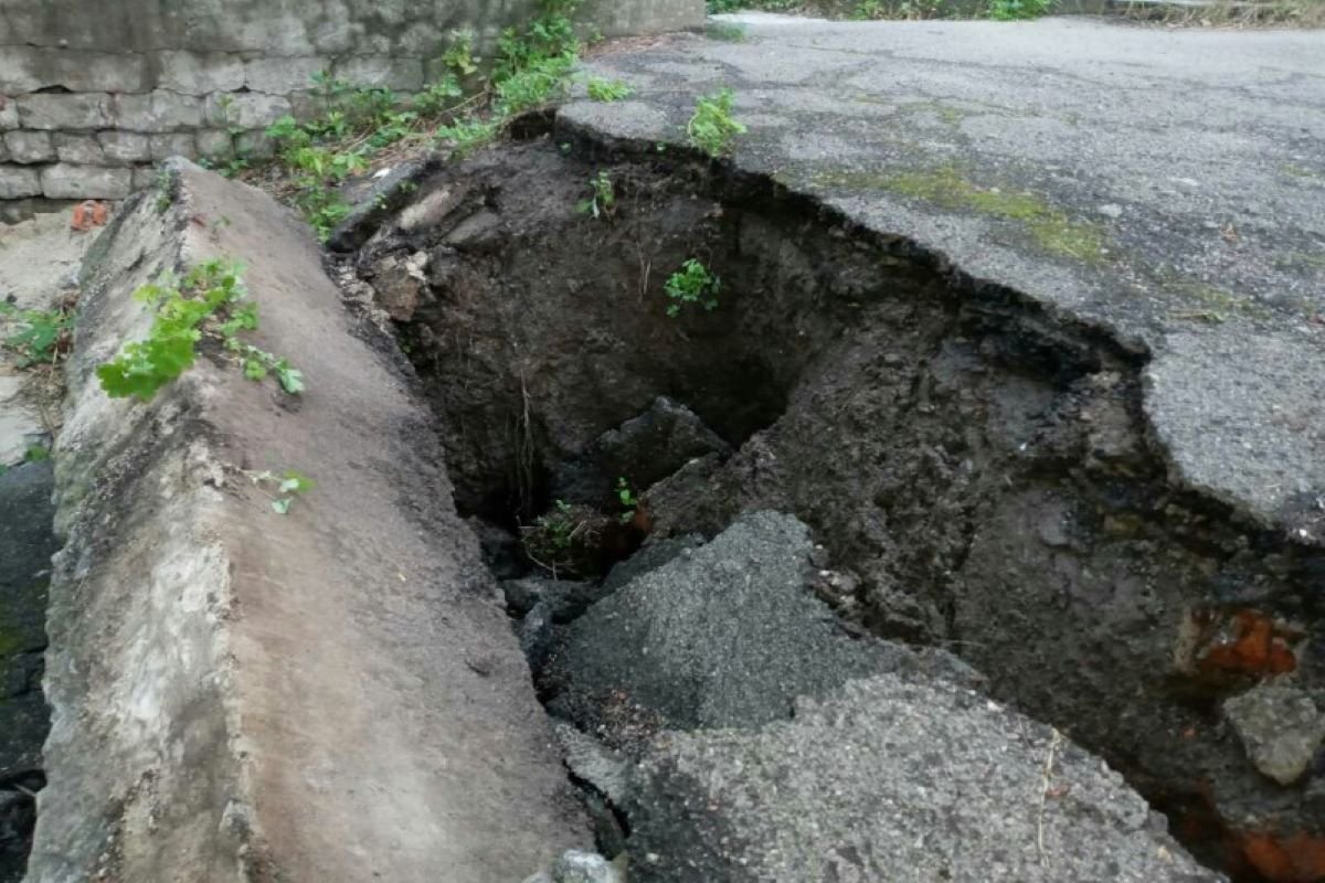 Обрушилась стена, поддерживающая грунт