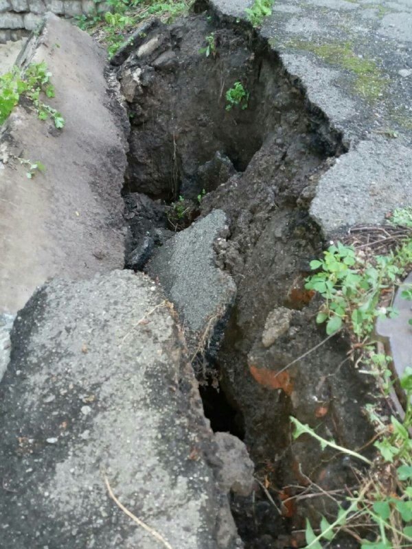 Дождем вымывает фундамент