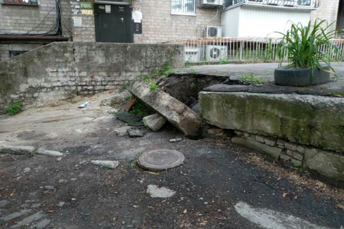 По словам жильцов, дом уже в аварийном состоянии