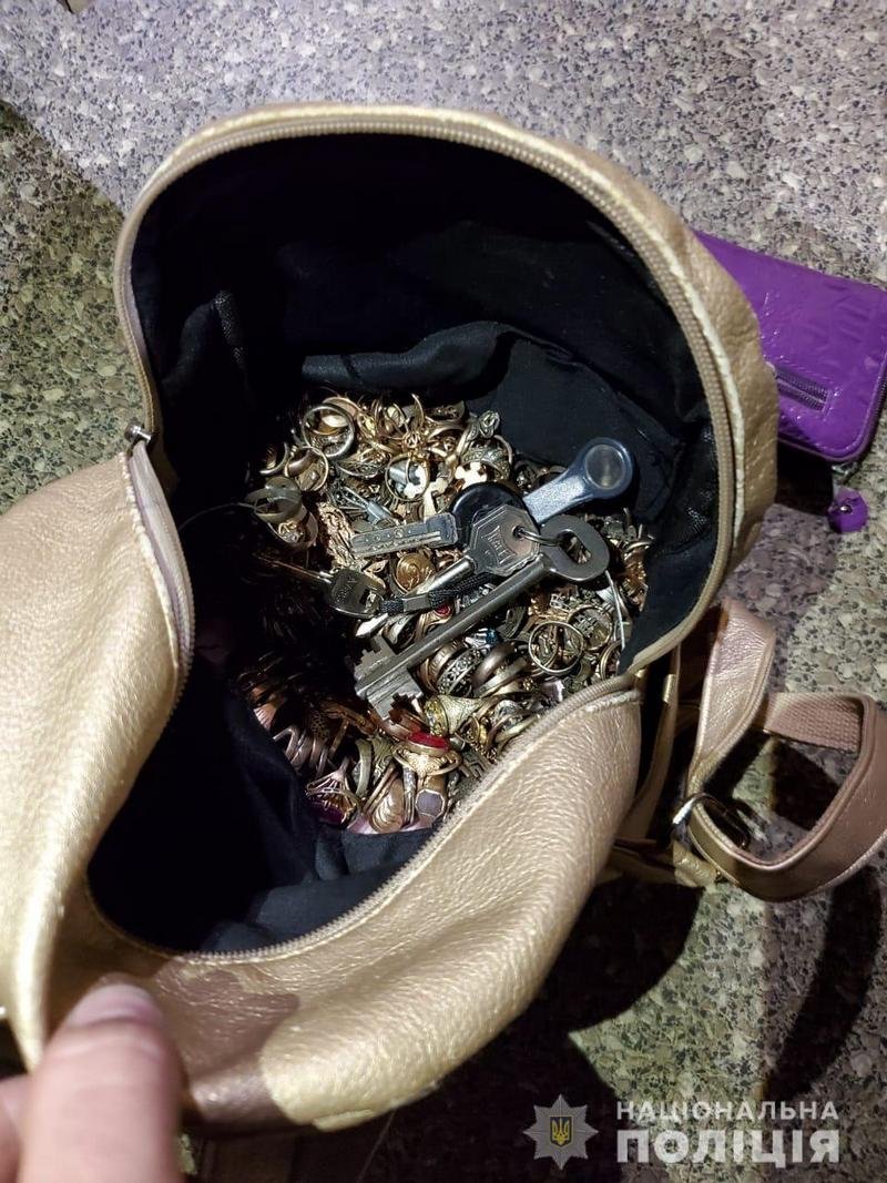 Женщина ссыпала украшения в рюкзак Женщина ссыпала украшения в рюкзак