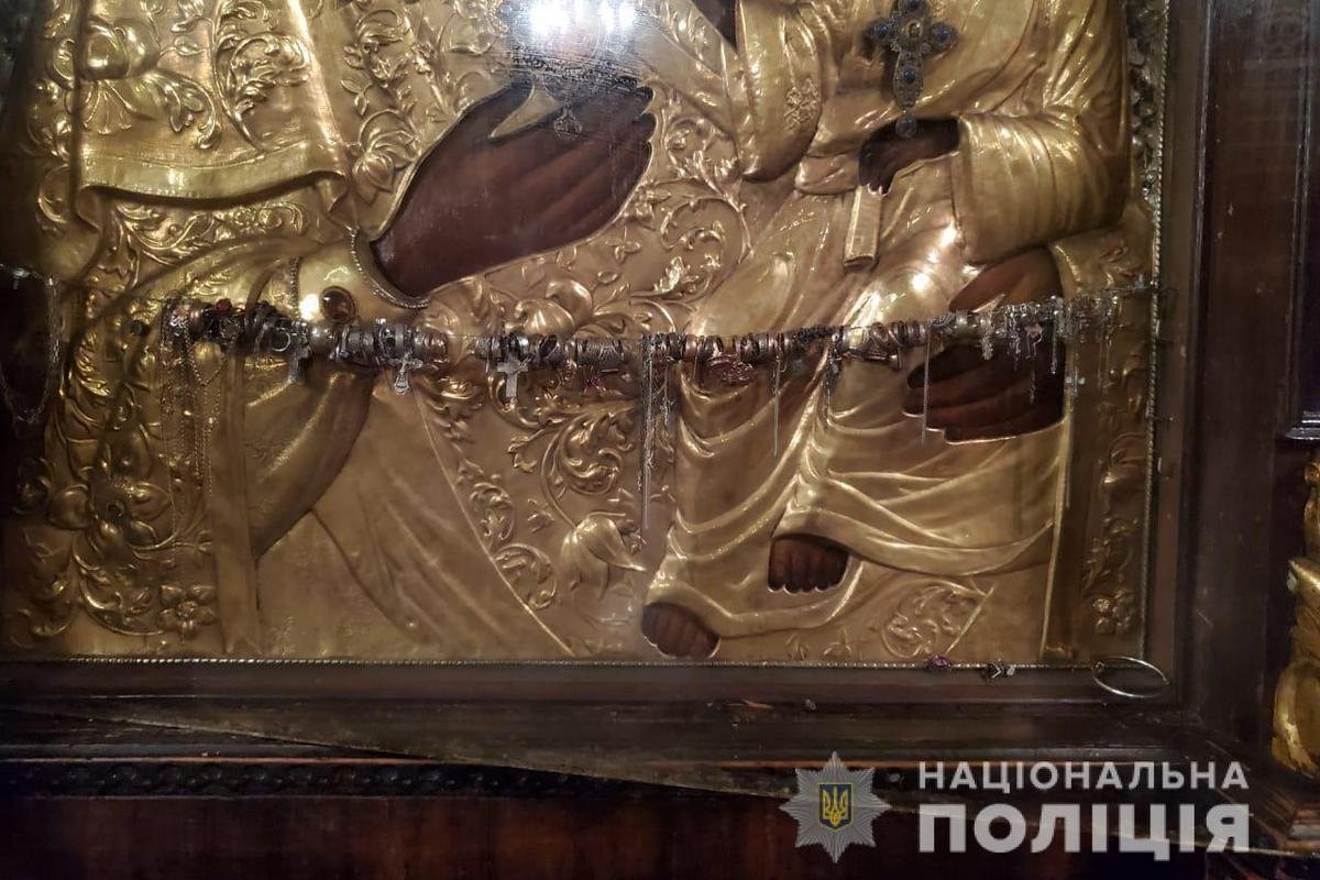 Она забрала около 3-х килограмм золотых украшений, которые прихожае пожертвовали церкви Она забрала около 3-х килограмм золотых украшений, которые прихожае пожертвовали церкви