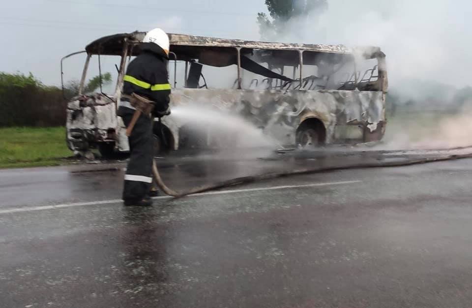 Недалеко от Днепра сгорел рейсовый автобус, который перевозил пассажиров 3