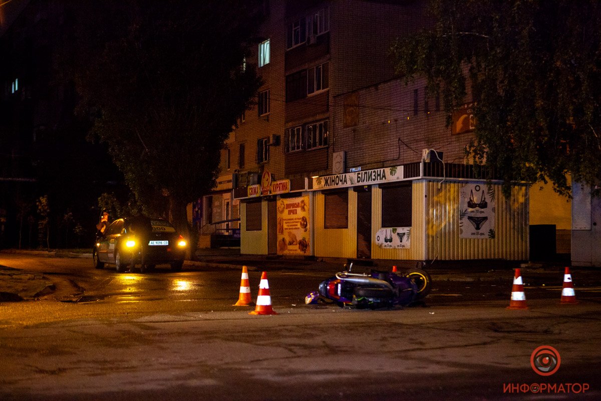В Днепре на Калиновой Kia службы такси столкнулся с мотоциклистом: мужчину госпитализировали 1