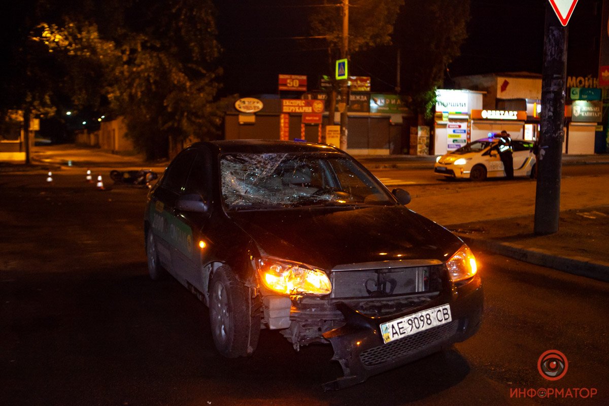 В Днепре на Калиновой Kia службы такси столкнулся с мотоциклистом: мужчину госпитализировали 3