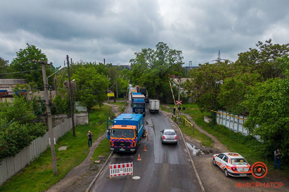 В Днепре на Гвардейской коммунальщики чинят коллектор на проезжей части: движение затруднено 1