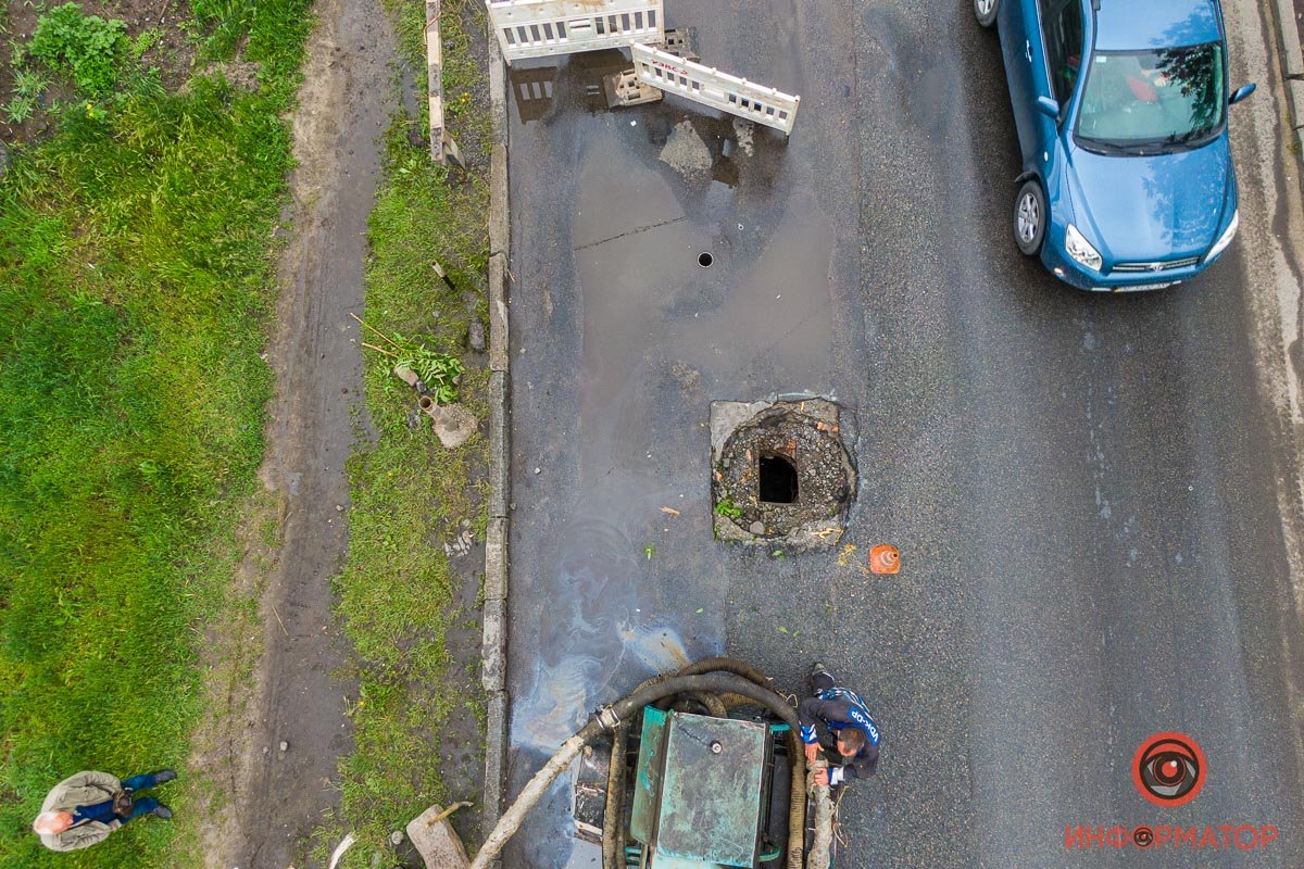 В Днепре на Гвардейской коммунальщики чинят коллектор на проезжей части: движение затруднено 2