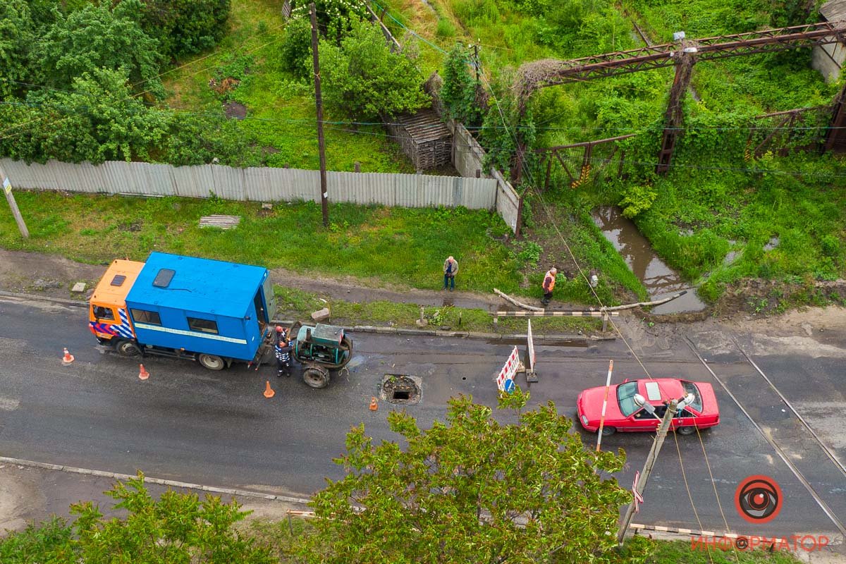В Днепре на Гвардейской коммунальщики чинят коллектор на проезжей части: движение затруднено 3
